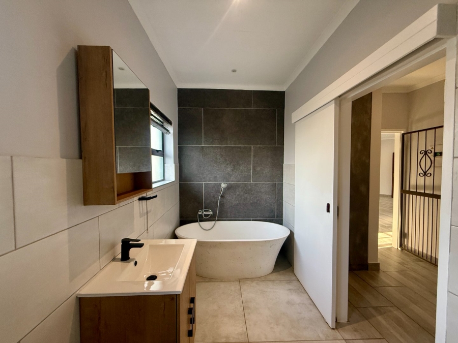 To Let 3 Bedroom Property for Rent in Melodie North West